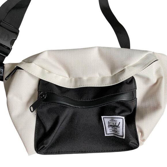 Herschel Supply Seventeen Hip Bag White Black Pockets Travel Lightweight - Picture 2 of 8